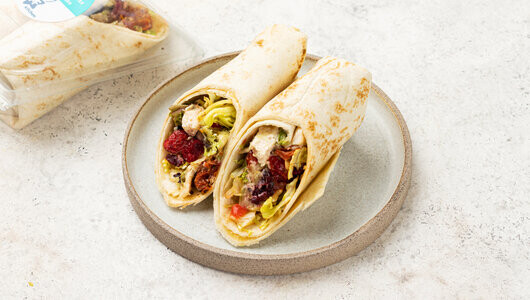 Сэндвич ролл с курицей, вяленой клюквой и арахисом