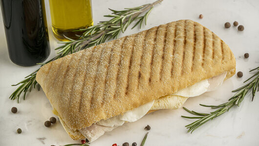 Чиабатта с курицей, моцареллой и омлетом, кафе