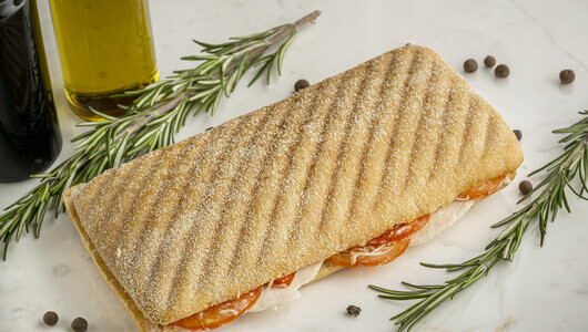 Чиабатта с курицей, пармезаном и соусом цезарь, кафе