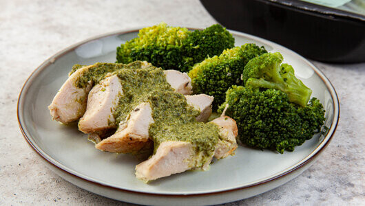 Стейк из куриного филе на гриле с брокколи на пару