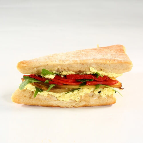 Сэндвич на полбяной лепешке с овощами-гриль и соусом из сыра тофу и карри