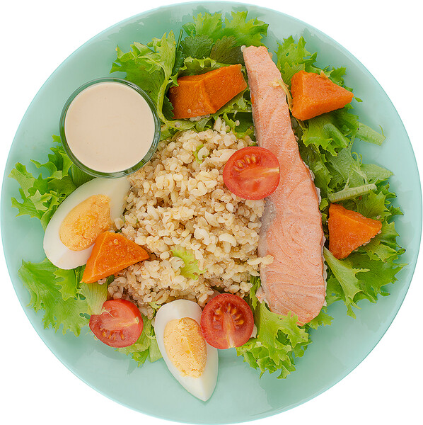 Салат с филе форели, запеченным бататом и киноа в имбирной заправке Уже Готово, 210 г, Россия