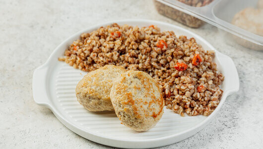 Гречка с котлетами из индейки