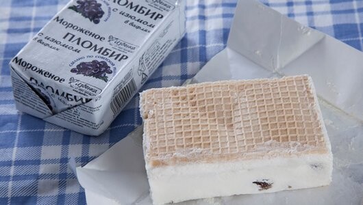 Мороженое с изюмом брикет на вафлях