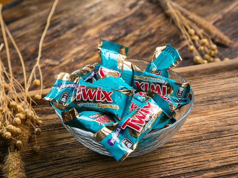 Шоколадный батончик Twix Соленая карамель, 200 гр