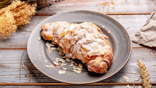 Круассан миндальный, кафе