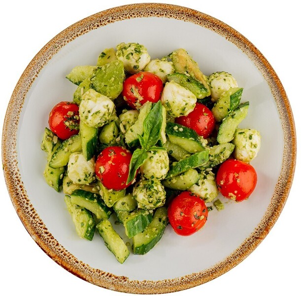 Салат с авокадо, моцареллой, помидорами черри и огурцом от бренд-шефа АВ Россия