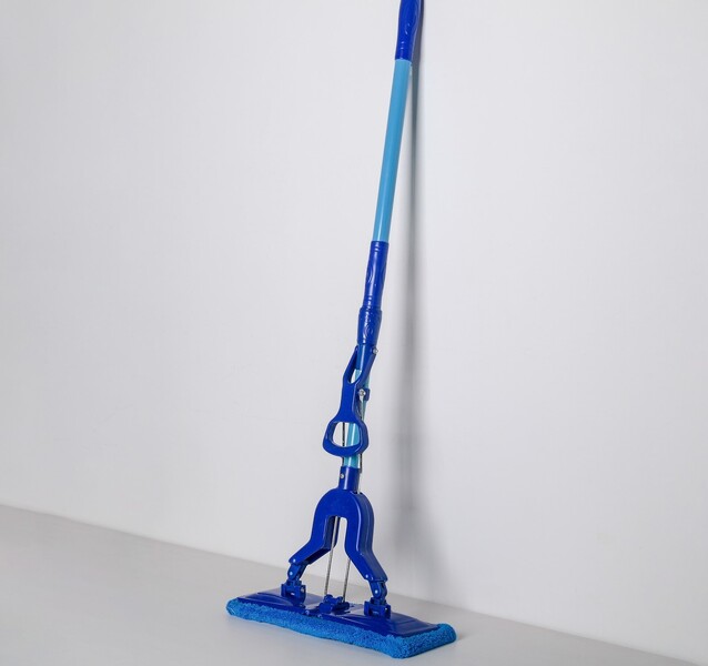 Швабра для мытья пола плоская со складным отжимом Доляна, телескопическая ручка 102-130 см, насадка микрофибра 35×12 см, цвет синий