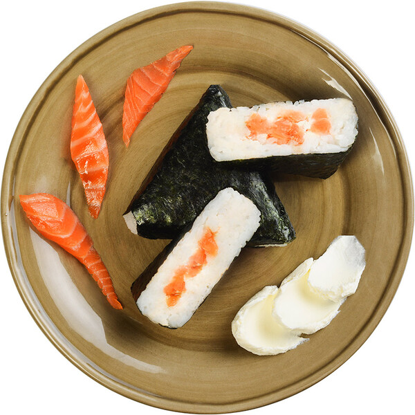 Онигири с копченым лососем 