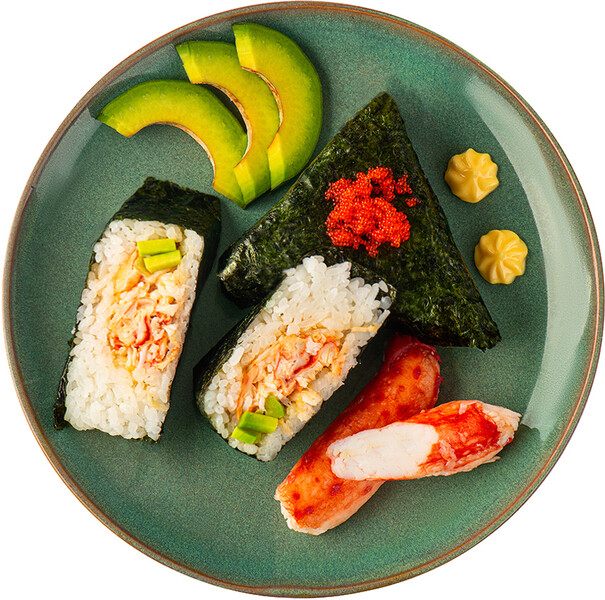 Онигири с крабом и авокадо 