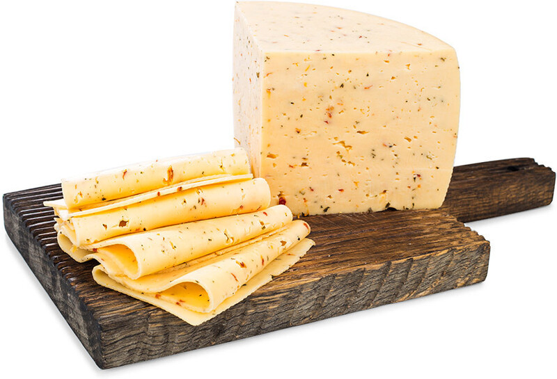 Сыр из коровьего молока с томатом и базиликом 50% Gruntaler Россия, БЗМЖ