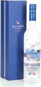 Водка Grey Goose 0.7 L в подарочной упаковке