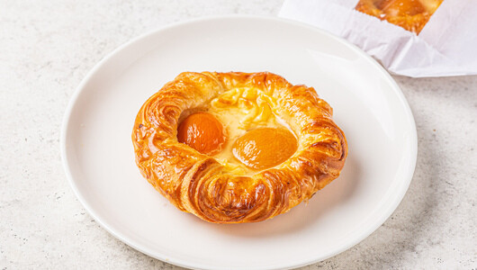 Дениш с абрикосом, кафе