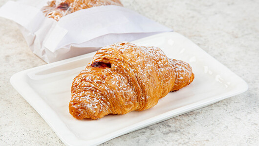 Круассан с черной смородиной, кафе