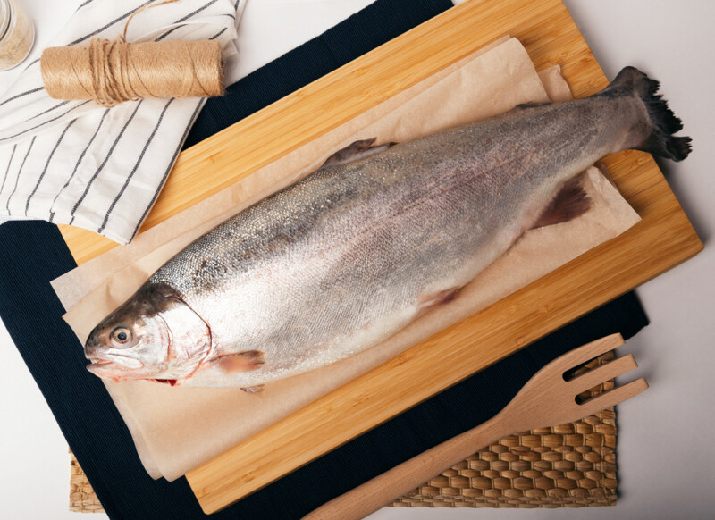 Форель охлажденная непотрошеная икорная, вес 1 - 2 кг, 990 руб / кг