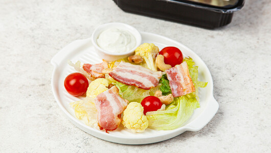 Салат с цветной капустой, кешью и беконом