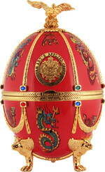 Водка «Императорская Коллекция в футляре в форме яйца Фаберже красного цвета с драконами и птицами» в бархатной коробке, 0.7 л