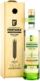 Водка Фортуна Органик 0.7 л в деревянном ящике
