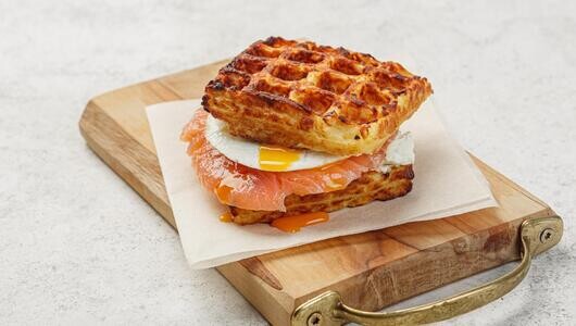 Картофельная вафля с лососем и яйцом