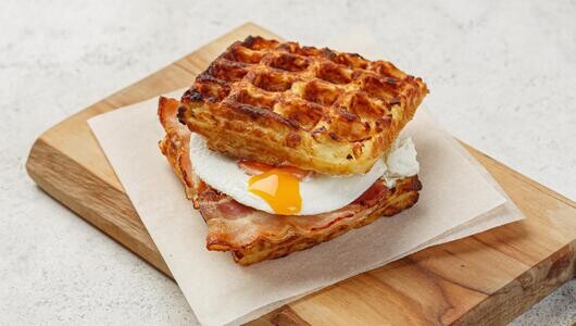 Картофельная вафля с беконом и яйцом