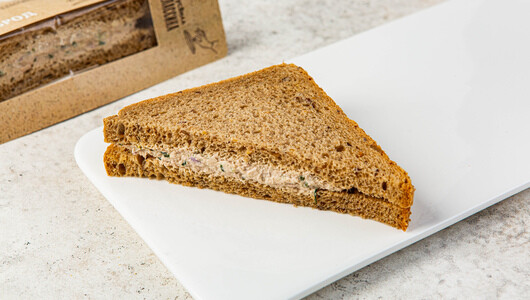 Бутерброд с тунцом и базиликом