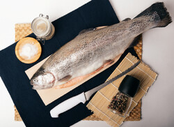 Форель охлажденная потрошеная, вес 1- 1.6 кг. 1050 руб / кг