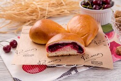 Пирожок с вишней 90 гр.