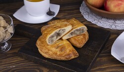 Пирожок грушевый с грецким орехом 80гр.