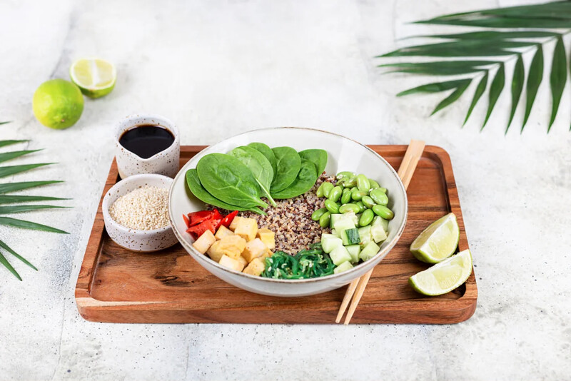Поке боул с тофу, чукой, зеленью, киноа и кунжутным соусом 270 г