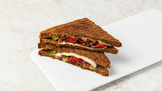 Сэндвич с овощами гриль, сулугуни и соусом песто, кафе