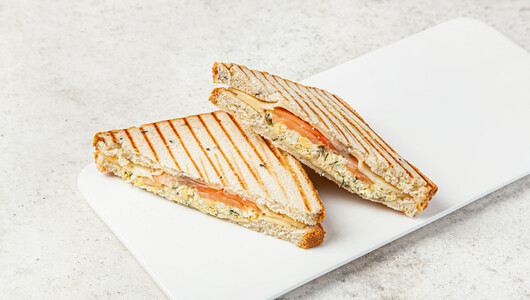 Сэндвич с лососем и яичным салатом, кафе