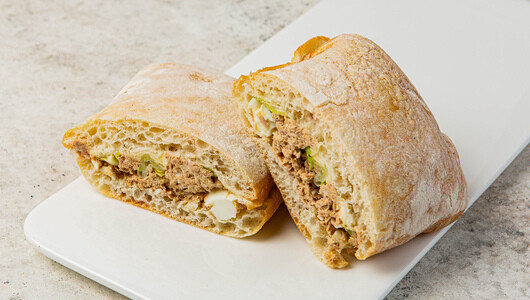 Чиабатта с тунцом и яйцом, кафе