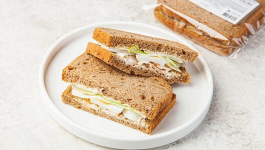 Клаб-сэндвич с курицей и яйцом