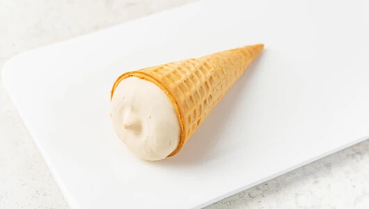 Мороженое «Соленая карамель» в вафельном рожке