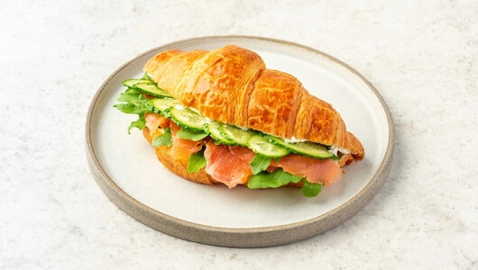 Круассан с лососем и сливочным сыром