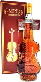 Коньяк армянский «Скрипка 7-летний» в подарочной упаковке, 0.5 л