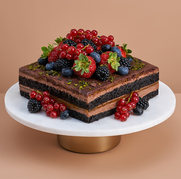 Торт шоколадный с ягодами веганский от шеф-кондитера, 1 600 г