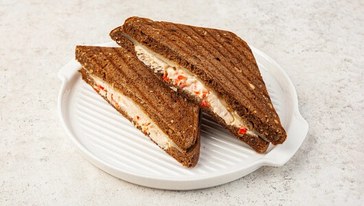 Сэндвич с курицей и печеным перцем, кафе