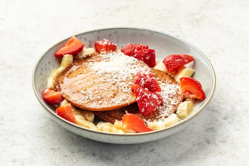 Панкейки банановые с клубникой и сгущенным молоком