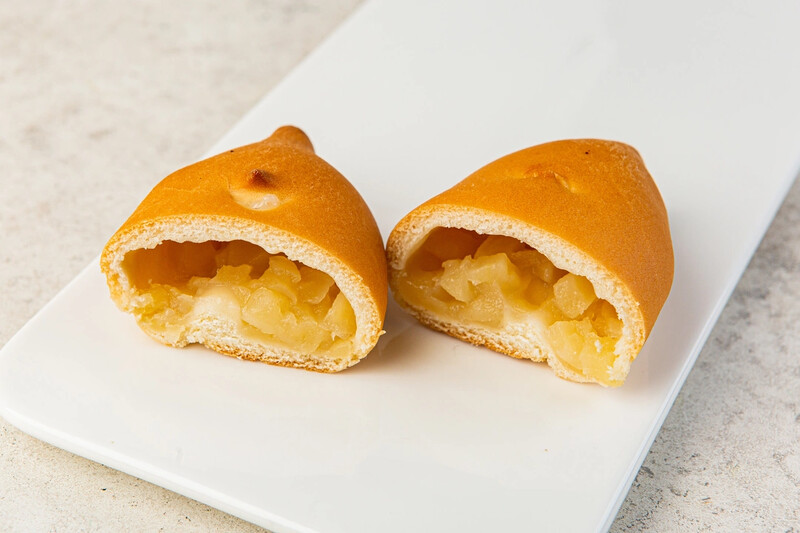 Пирожок постный с яблоком, пекарня