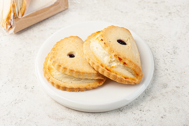 Сочники с творогом и ягодной начинкой (черника и ежевика), 2 шт