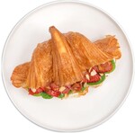 Круассан АШАН с клубникой, голубым сыром и шпинатом, 1 шт