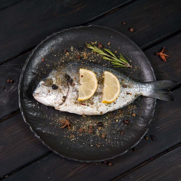 Дорадо в оливковом масле с пряностями