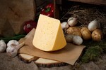 Сыр полутвердый Черный принц с ароматом топленого молока 50% Сырная династия брус весовой Беларусь