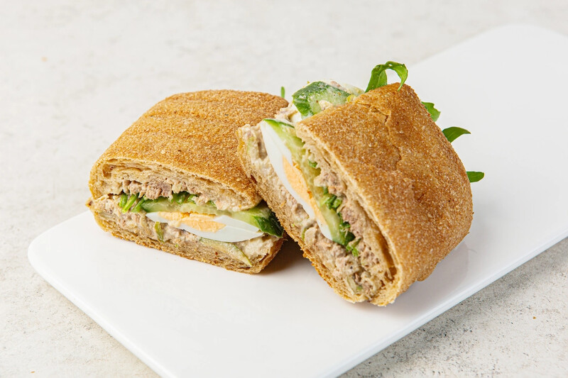 Сэндвич на ремесленном хлебе с тунцом, кафе