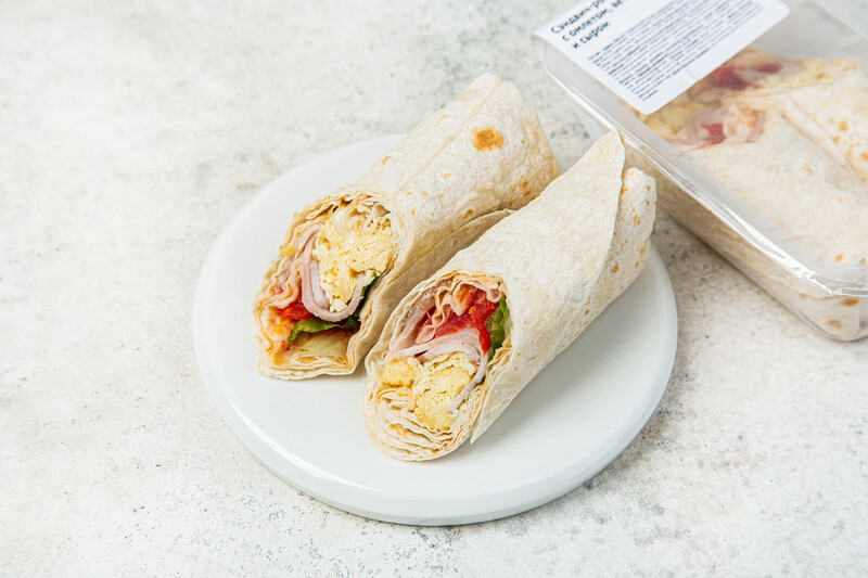 Сэндвич ролл с омлетом, ветчиной и сыром