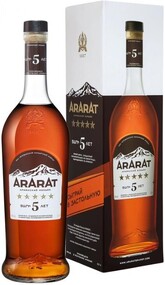 Коньяк армянский «Арарат 5 Звезд» в подарочной упаковке с картами, 0.7 л