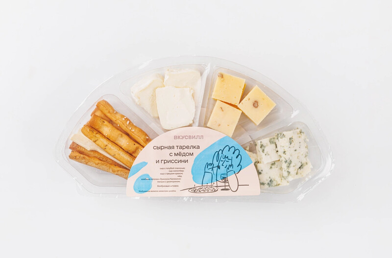 Сырная тарелка с медом и гриссини