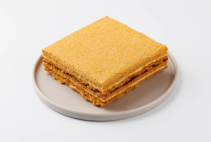 Торт «Медовик карамельный с черной смородиной»