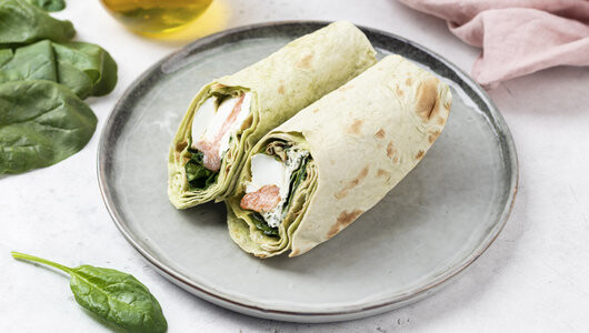 Сэндвич ролл с лососем и шпинатом